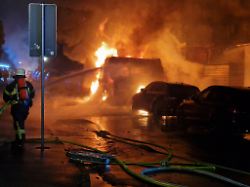 Nordrhein-Westfalen: Wohnmobil brennt aus - Brandstiftung vermutet