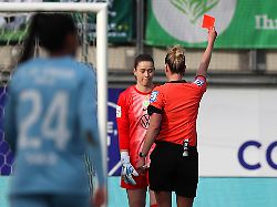 Meisterschaft quasi entschieden: Verteidigerin im Tor: Wolfsburg wendet kuriose Pleite gerade so ab