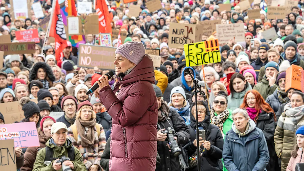 Deutschland-29-Maerz-2026-Rednerin-Katharina-Schulze-Fraktionsvorsitzende-der-GRUeNEN-bei-Demonstration-Solidaritaet-mit-Collien-Fernandes-Demo-gegen-sexualisierte-Online-Gewalt-fuer-die-Strafbarkeit-von-Erstellung-und-Verbreitung-sexualisierter-Deepfakes-und-eine-konsequente-Plattformregulierung-Schild-Es-reicht-mitten-in-der-Menge-auch-Dominik-Krause-designierter-Muenchner-Oberbuergermeister-der-GRUeNEN-am-Rand-rechts-Demonstration-am-Koenigsplatz-Sonntag-ab-14-Uhr-Organisator-Gruene-Jugend-Muenchen-ca