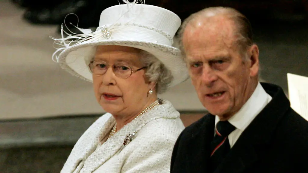 ARCHIV-Britanniens-Koenigin-Elizabeth-II-und-Prinz-Philip-nehmen-am-19-November-2007-in-der-Westminster-Abbey-in-London-an-einem-Gottesdienst-anlaesslich-ihrer-Diamantenen-Hochzeit-teil-Nach-60-jaehriger-Ehe-immer-noch-in-grosser-Harmonie-verbunden-zeigten-sich-Koenigin-Elizabeth-und-Prinz-Philip-Beim-Dankgottesdienst-zur-Diamantenen-Hochzeit-lobte-der-Erzbischof-von-Canterbury-diese-Ehe-als-beispielhaft-Und-die-Briten-liessen-ihre-Queen-mit-husband-hochleben-AP-Photo-Alastair-Grant-Pool-zu-unserem-Jahresrueckblick-KORR-FILE-Britain-s-Queen-Elizabeth-II-and-Prince-Philip-attend-a-service-of-celebration-for-their-diamond-wedding-anniversary-at-Westminster-Abbey-in-London-Monday-Nov-19-2007