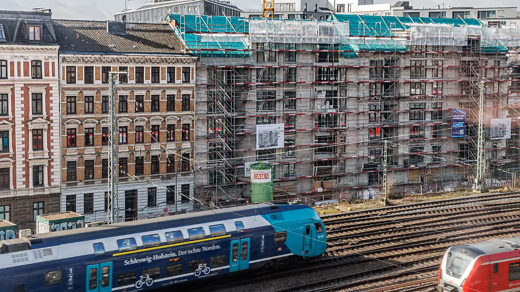 75-oeffentlich-gefoerderte-Wohneinheiten-und-eine-Arztpraxis-werden-an-den-Bahngleisen-Richtung-Hauptbahnhof-gebaut