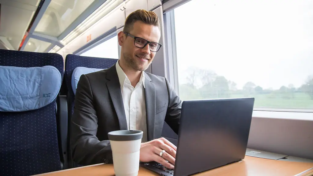 Egal-ob-Zug-oder-im-Cafe-Rechtlich-gesehen-darf-der-Bildschirm-beim-mobilen-Arbeiten-nicht-einsehbar-sein