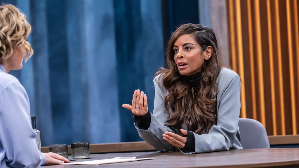 Die-Moderatorin-Caren-Miosga-l-spricht-mit-Schauspielerin-und-Moderatorin-Collien-Fernandes-waehrend-der-ARD-Gespraechssendung-Caren-Miosga