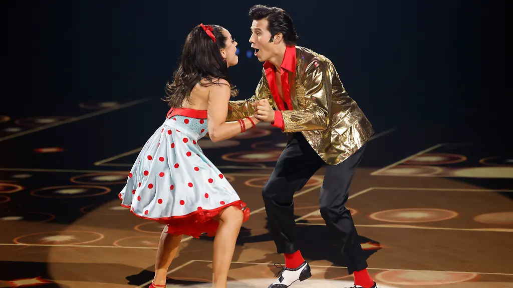 Sportler-Joel-Mattli-und-Profitaenzerin-Malika-Dzumaev-tanzen-in-der-RTL-Tanzshow-Let-s-Dance-im-Coloneum-auf-der-Buehne