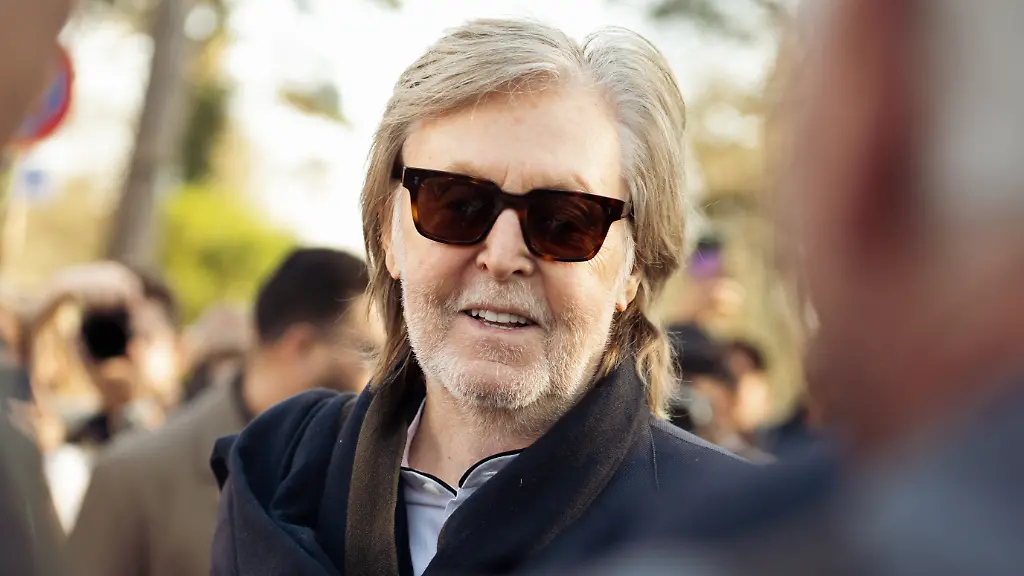 PARIS-FRANCE-MARCH-04-Paul-McCartney-attends-the-Stella-McCartney-show-during-Day-Three-of-Paris-Fashion-Week-Womenswear-Fall-Winter-2026-2027-on-March-04-2026-in-Paris-France