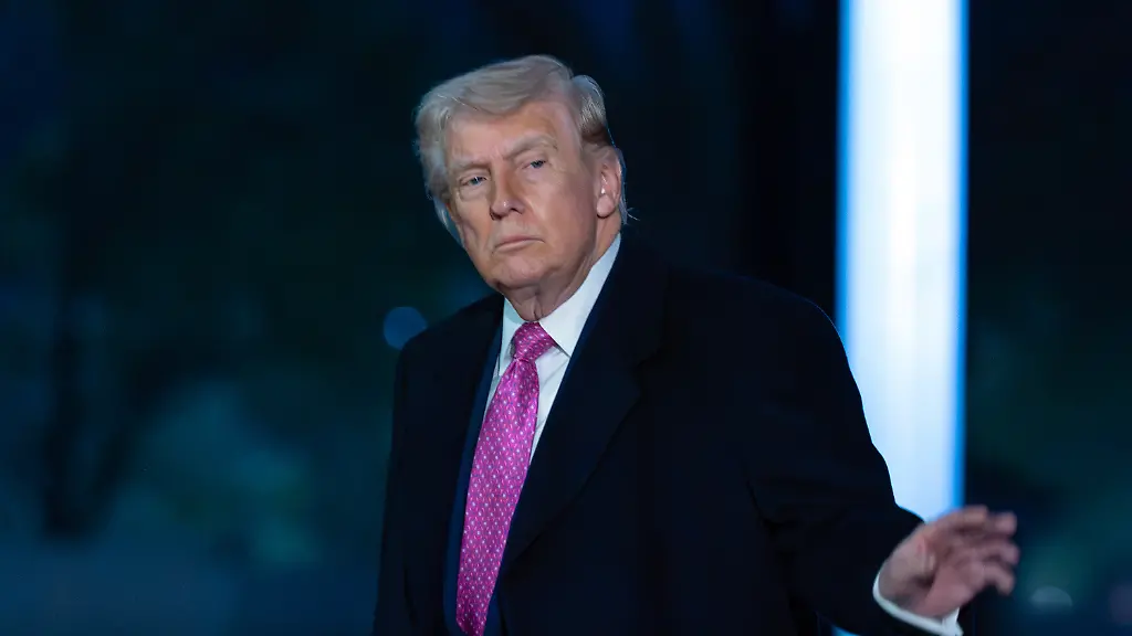President-Donald-Trump-waves-to-the-media-as-he-walks-on-the-South-Lawn-upon-his-arrival-to-the-White-House-Sunday-March-29-2026-in-Washington