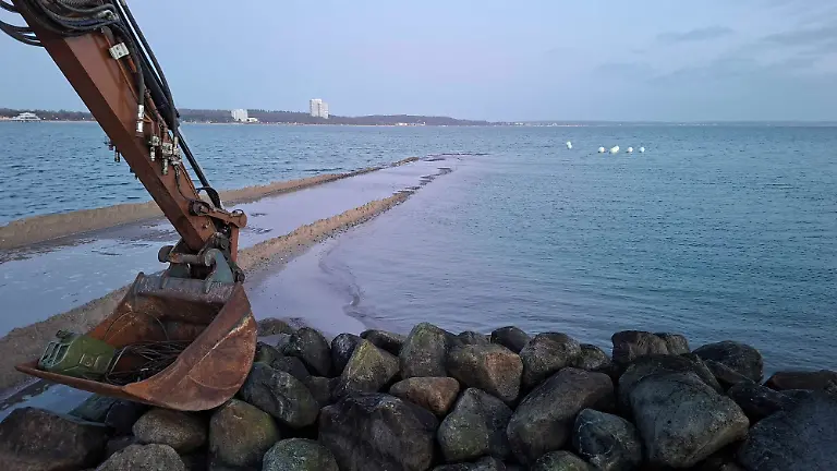 Blick-auf-die-Ostsee-in-der-Naehe-der-Stelle-wo-ein-Buckelwal-gestrandet-war-Der-seit-Tagen-in-der-Ostsee-vor-Timmendorfer-Strand-auf-einer-Sandbank-festsitzende-Wal-hat-sich-wohl-befreit-Fotografen-und-Journalisten-suchten-am-Freitagmorgen-das-Wasser-und-den-Horizont-nach-dem-12-bis-15-Meter-langen-Meeressaeuger-ab-und-konnten-das-Tier-nicht-mehr-entdecken-sagte-ein-dpa-Reporter-vor-Ort-Eine-offizielle-Bestaetigung-gibt-es-bisher-nicht-Einsatzkraefte-und-Experten-waren-zunaechst-nicht-am-Wasser