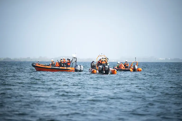 Umweltschuetzer-und-Einsatzkraefte-stehen-mit-Booten-in-der-Naehe-des-Buckelwals-Nach-seiner-zwischenzeitlichen-Befreiung-von-einer-Sandbank-liegt-der-Buckelwal-noch-immer-in-der-Wismarer-Bucht