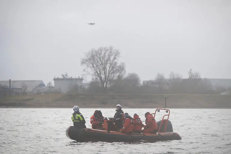 Umweltschuetzer-lassen-von-einem-Schlauchboot-eine-Drohne-starten-Nach-seiner-zwischenzeitlichen-Befreiung-von-einer-Sandbank-liegt-der-Buckelwal-noch-immer-in-der-Wismarer-Bucht