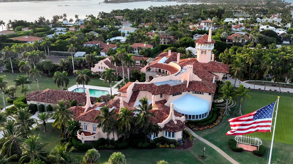 ARCHIV-11-08-2022-USA-Palm-Beach-Luftaufnahme-des-Privatanwesens-Mar-a-Lago-von-US-Praesident-Donald-Trump