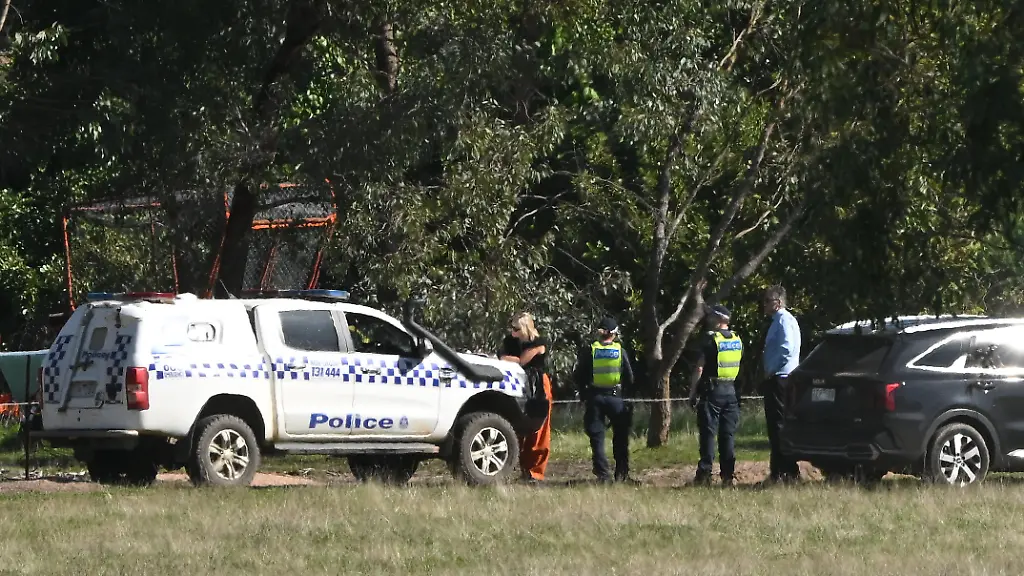 30-03-2026-Australien-Porepunkah-Polizeibeamte-sind-an-dem-Ort-im-Einsatz-an-dem-der-fluechtige-Dezi-Freeman-in-Porepunkah-Victoria-am-Montag-30-Maerz-2026-erschossen-wurde-Der-seit-Ende-August-2025-gesuchte-Polizistenmoerder-ist-bei-einem-Polizeieinsatz-im-Bundesstaat-Victoria-getoetet-worden
