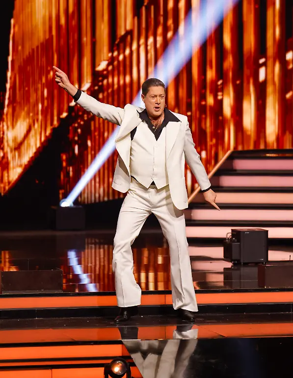 Joachim-Llambi-Jurymitglieder-steht-in-der-RTL-Tanzshow-Let-s-Dance-im-Coloneum-auf-der-Buehne