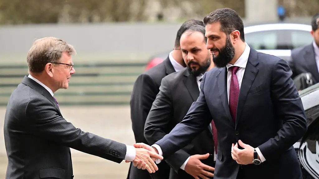 Johann-Wadephul-CDU-l-Aussenminister-begruesst-vor-dem-Beginn-eines-deutsch-syrischen-Wirtschafts-Roundtables-Ahmed-al-Scharaa-Praesident-der-syrischen-Uebergangsregierung-Der-Roundtable-findet-parallel-zu-einem-Besuch-des-syrischen-Uebergangspraesidenten-in-Berlin-statt