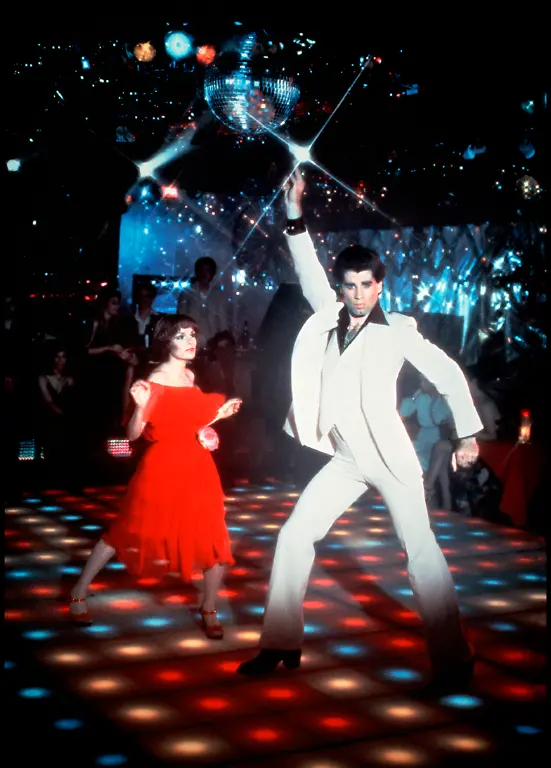 COLLECTION-CHRISTOPHEL-Paramount-LA-FIEVRE-DU-SAMEDI-SOIR-SATURDAY-NIGHT-FEVER-de-John-Badham-1977-USA-avec-Karen-Lynn-Gorney-et-John-Travolta-danse-discotheque-frime-film-culte-boite-de-nuit-spotlights-boule-a-facettes-design-decoration-80-s-kitsch-costume-3-pieces