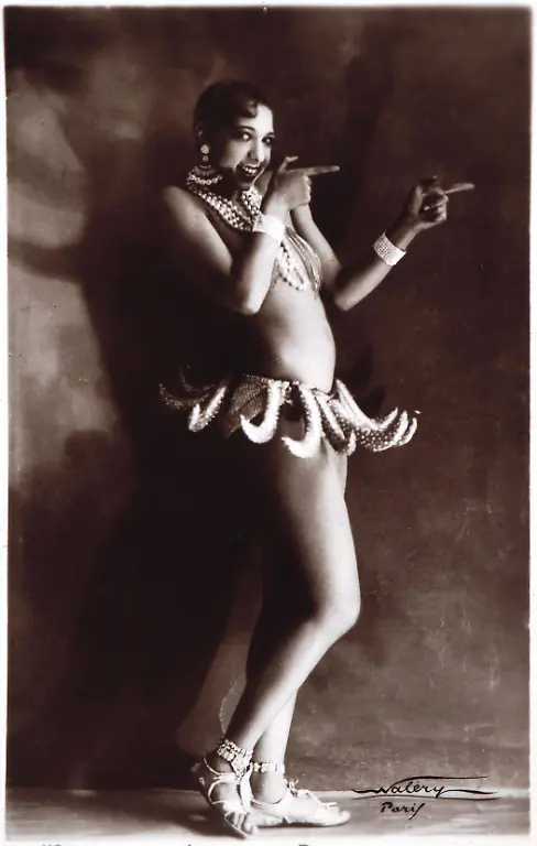 Josephine-BAKER-Josephine-BAKER-en-costume-de-scene-avec-bananes-photographie-par-par-WALERY-pseudo-du-Conte-Ostrorog-Stanislaw-Julian-Ignacy-1863-1935-vers-1920-1929-Collection-IM-KHARBINE-TAPABOR