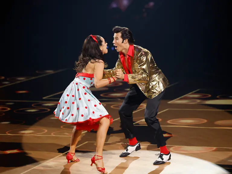 Sportler-Joel-Mattli-und-Profitaenzerin-Malika-Dzumaev-tanzen-in-der-RTL-Tanzshow-Let-s-Dance-im-Coloneum-auf-der-Buehne