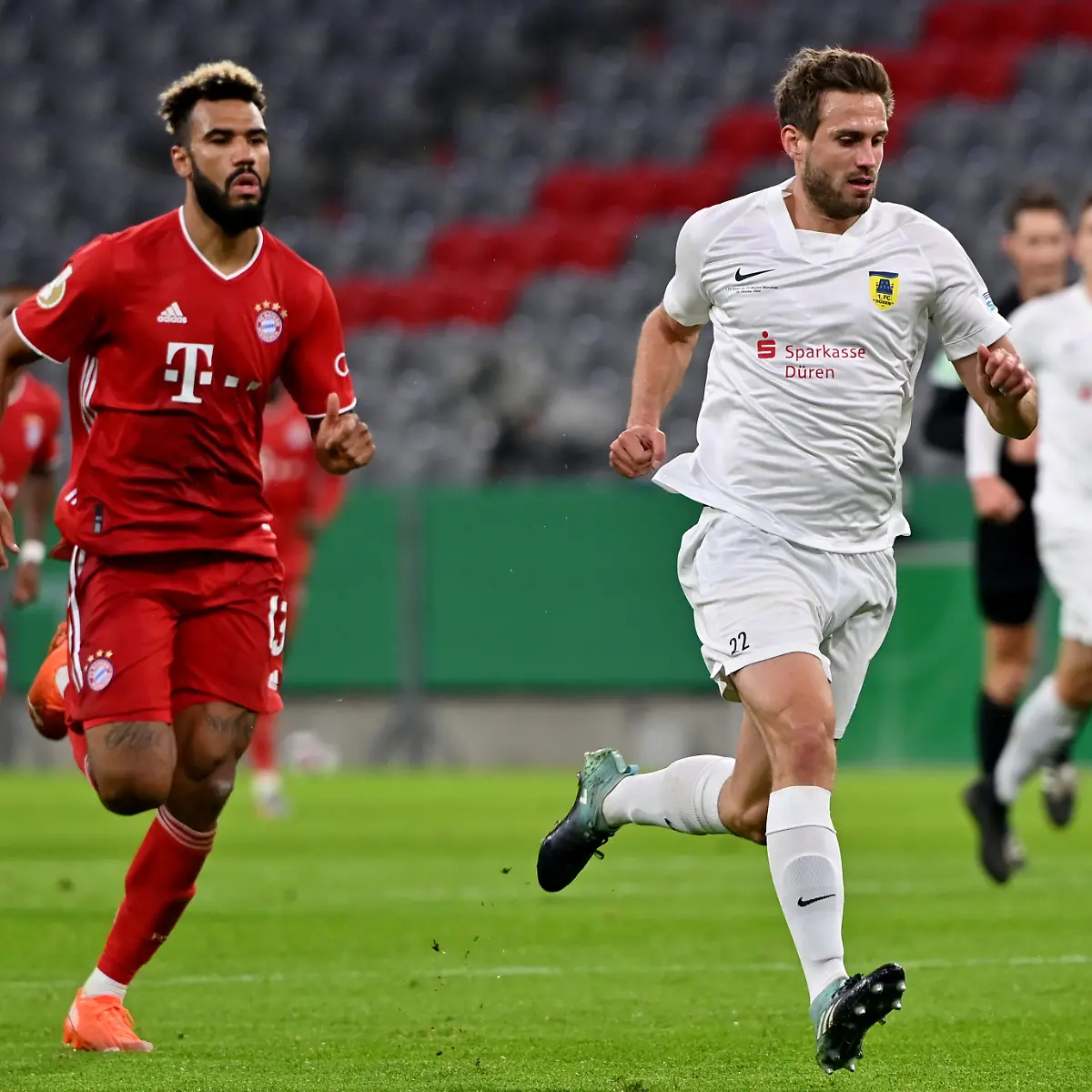 Wer-ist-schneller-am-Ball-Bayerns-Eric-Maxim-Choupo-Moting-l-und-Mario-Weber-vom-1-FC-Dueren-im-Duell