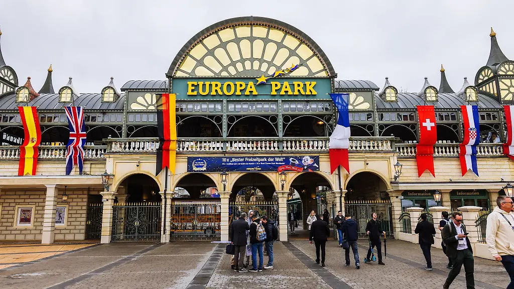 Ueber-dem-Haupteingang-eroeffnete-Roland-Mack-in-den-vergangenen-Jahren-traditionell-die-neue-Saison