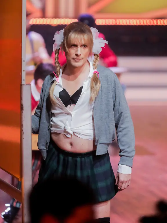 12-04-2019-Nordrhein-Westfalen-Koeln-Oliver-Pocher-Moderator-als-Britney-Spears-tanzt-in-der-RTL-Tanzshow-Let-s-Dance-im-Coloneum