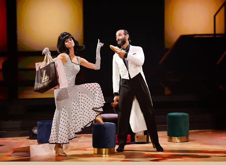 Schauspielerin-Esther-Schweins-und-Profitaenzer-Massimo-Sinato-tanzen-in-der-RTL-Tanzshow-Let-s-Dance-im-Coloneum-auf-der-Buehne