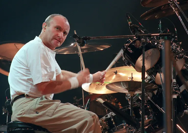 Wie-in-alten-Genesis-Zeiten-spielt-Phil-Collins-am-21-10-1997-in-der-Frankfurter-Festhalle-vor-rund-12000-Zuhoerern-auf-dem-Schlagzeug-Immer-noch-ist-der-Brite-ein-Superstar-zum-Anfassen-Statt-wie-aus-dem-Nichts-auf-der-Buehne-aufzutauchen-spazierte-Collins-mitten-durch-Menge-wie-zur-Arbeit-Und-seinen-vielen-Fans-gab-er-am-Ende-das-was-sie-verlangten-In-the-Air-tonight-Against-all-odds-fehlten-ebenso-wenig-wie-You-can-t-hurry-Love