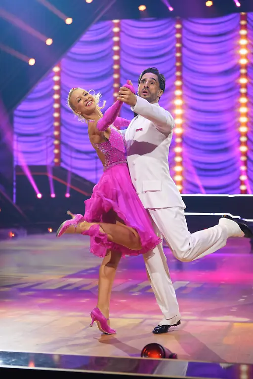 Anna-Carina-Woitschack-mit-Evgeny-Vinokurov-RTL-Tanzshow-Let-s-Dance-in-Koeln-290326