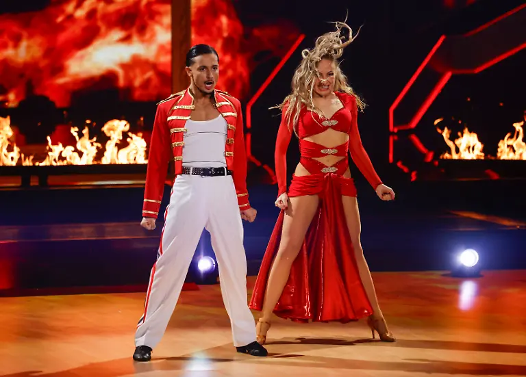 Saenger-Milano-und-Profitaenzerin-Marta-Arndt-tanzen-in-der-RTL-Tanzshow-Let-s-Dance-im-Coloneum-auf-der-Buehne