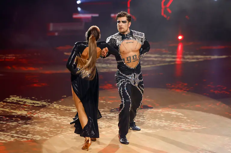 Willi-Banner-Content-Creator-und-Profitaenzerin-Patricija-Ionel-tanzen-in-der-RTL-Tanzshow-Let-s-Dance-im-Coloneum-auf-der-Buehne