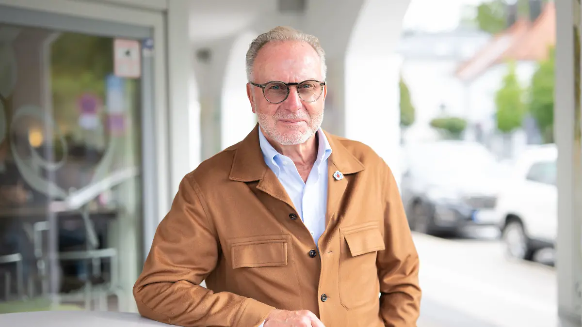 ARCHIV-11-09-2025-Bayern-Muenchen-Karl-Heinz-Rummenigge-posiert-vor-einem-Interview-fuer-den-Fotografen