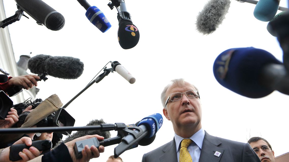Der Mann mit dem Antrag: Olli Rehn bestätigt in Gödöllö das offizielle Hilfsersuchen der Portugiesen.