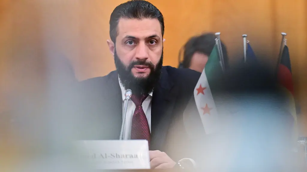 Ahmed-al-Scharaa-Praesident-der-syrischen-Uebergangsregierung-spricht-zu-Beginn-des-Wirtschafts-Roundtables-Der-Roundtable-findet-parallel-zu-einem-Besuch-des-syrischen-Uebergangspraesidenten-in-Berlin-statt