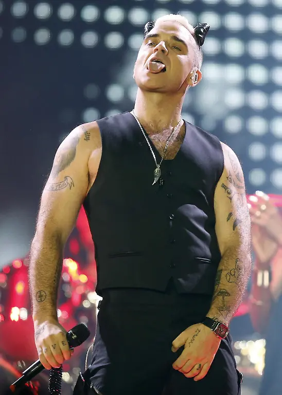 epa04682655-British-singer-Robbie-Williams-performs-on-stage-during-the-concert-held-at-Palau-Sant-Jordi-in-Barcelona-Spain-on-27-March-2015-on-the-occassion-of-his-Let-Me-Entertain-You-Tour