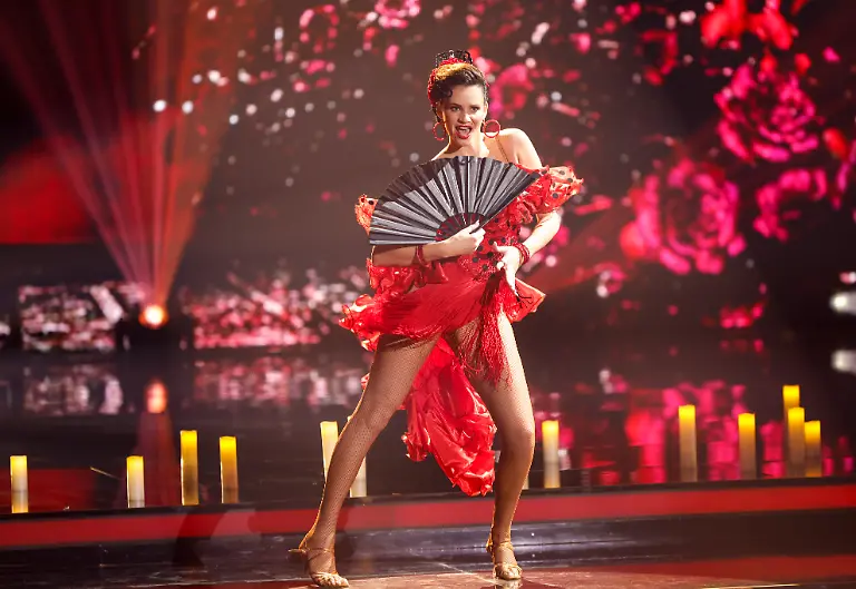 Betty-Taube-Content-Creatorin-und-Profitaenzer-Alexandru-Ionel-nicht-im-Bild-tanzen-in-der-RTL-Tanzshow-Let-s-Dance-im-Coloneum-auf-der-Buehne