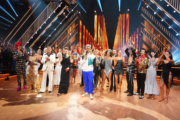 Joachim-Llambi-Motsi-Mabuse-und-Jorge-Gonzalez-Victoria-Swarovski-und-Daniel-Hartwich-Im-Hontergrund-die-Tanzpaare