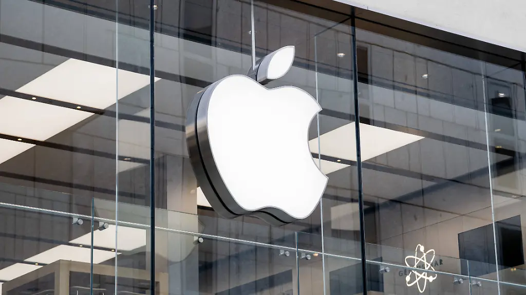 Muenchen-GER-Themenbild-Wirtschaft-Einzelhandel-in-der-Muencher-Innenstadt-18-11-2025-Logo-der-Firma-Apple-an-der-Fassade-Glasfassade-des-Applestore-GER-Themenbild-Wirtschaft-Einzelhandel-in-der-Muencher-Innenstadt-18-11