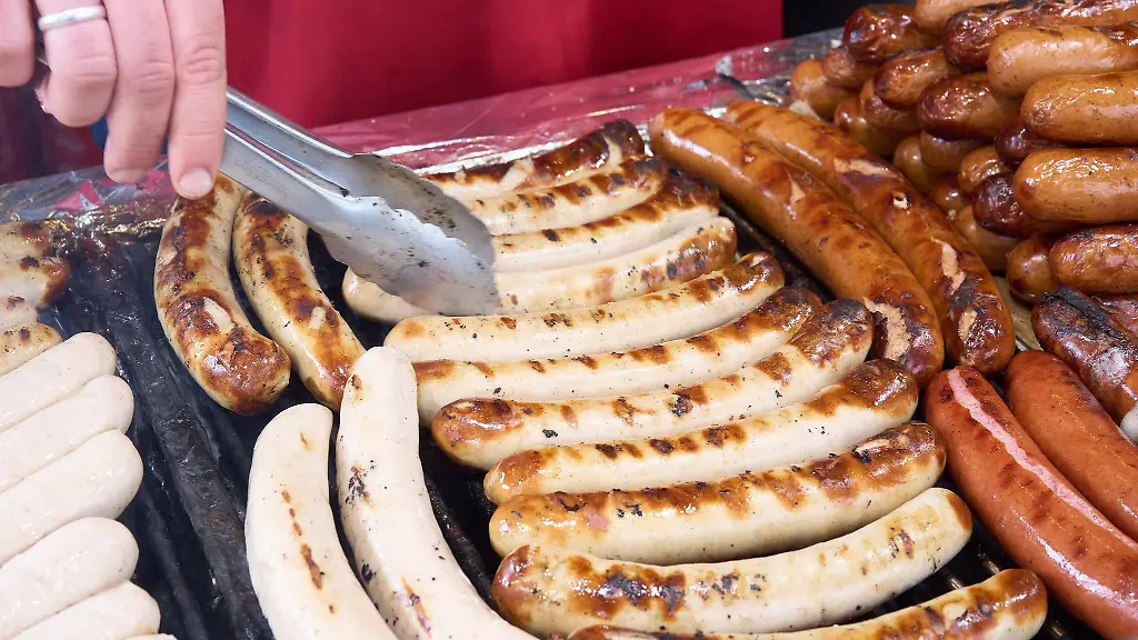 Um-die-Inflationsrate-zu-berechnen-schauen-sich-die-Statistiker-die-Preisentwicklung-bei-sehr-vielen-Produkten-und-Dienstleistungen-an-Passend-zum-Beginn-der-Grillsaison-sanken-in-NRW-von-Februar-auf-Maerz-die-Preise-fuer-Bratwuerste-um-fast-vier-Prozent