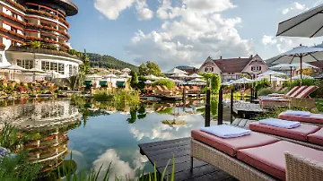 Außenansicht Hotel Bareiss mit Naturschwimmteich 4 in Baiersbronn-Mitteltal