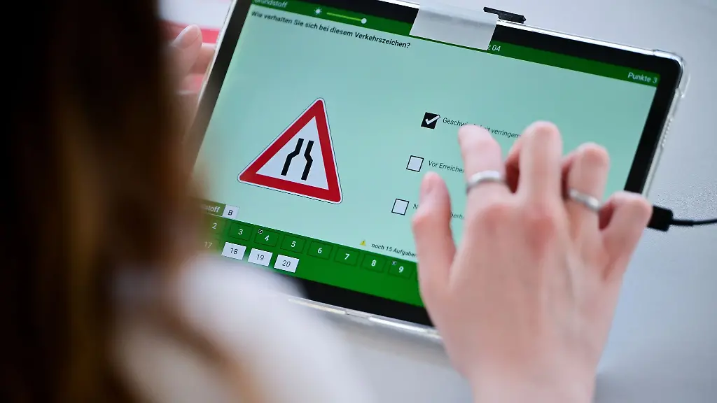 Laut-Tuev-sind-in-Mecklenburg-Vorpommern-im-vergangenen-Jahr-23-Taeuschungsversuche-bei-der-theoretischen-Fuehrerscheinpruefung-aufgeflogen