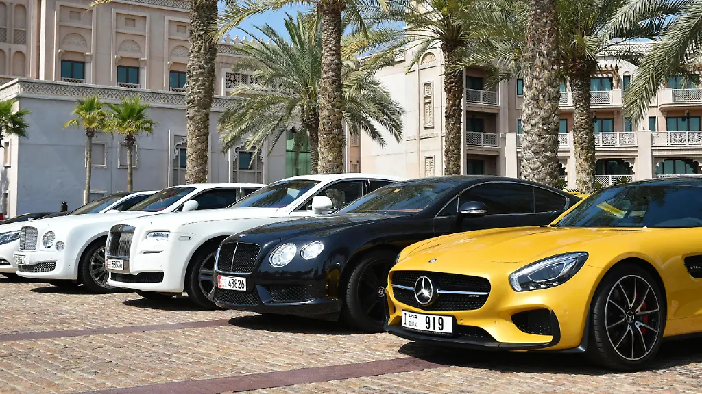 Luxusautos-am-Eingang-des-Madinat-Jumeirah-Resorts-in-Dubai-Vereinigte-Arabische-Emirate-Asien
