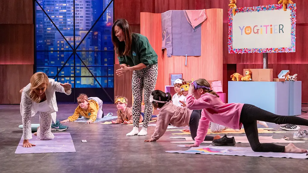 Löwin Dagmar Wöhrl steigt beim Kinder-Yoga von Yogotier-Gründerin Fei Schäfer mit ein - Quelle RTL Bernd-Michael Maurer