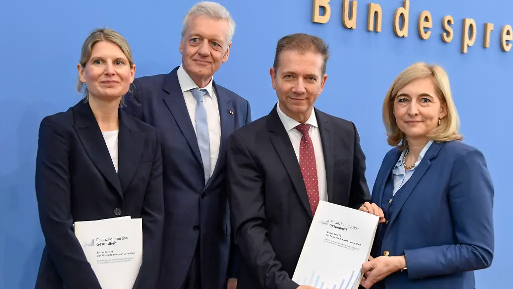 ABB-BPK-Prof-Dr-Leonie-Sundmacher-Vorsitzende-der-FinanzKommission-Gesundheit-Professorin-fuer-Gesundheitsoekonomie-Prof-Dr-med-Ferdinand-M-Gerlach-Vorsitzender-der-FinanzKommission-Gesundheit-Direktor-des-Instituts-fuer-Allgemeinmedizin-Johann-Wolfgang-Goethe-Universitaet-Frankfurt-a-M-Dr-Wolfgang-Greiner-Vorsitzender-der-FinanzKommission-Gesundheit-Gesundheitsmanagement-Universitaet-Bielefeld-Bundesministerin-fuer-Gesundheit-Nina-Warken-BPK-Theama-Uebergabe-der-Empfehlungen-der-FinanzKommission-Gesundheit-zur-Stabilisierung-Beitragssaetze-gesetzlichen-Krankenversicherung-Bundespressekonferenz-Montag-30-03