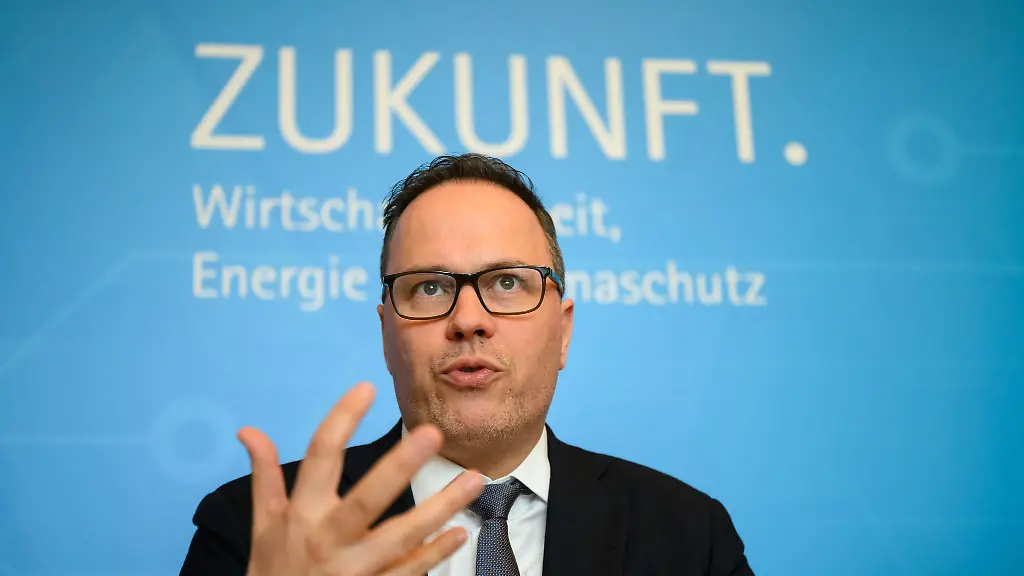 Sachsens-Wirtschaftsminister-Dirk-Panter-SPD-hat-ein-Zukunftspaket-fuer-die-Wirtschaft-des-Freistaates-vorgelegt