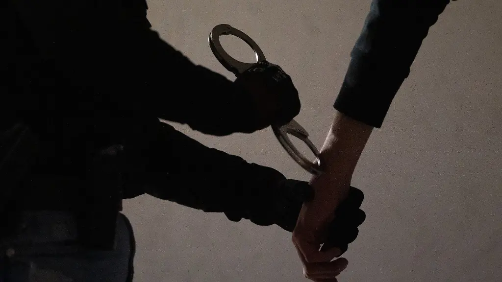 PRODUKTION-12-05-2025-Bayern-Muenchen-Eine-Zollfahnderin-legt-einem-Mann-Handschellen-an