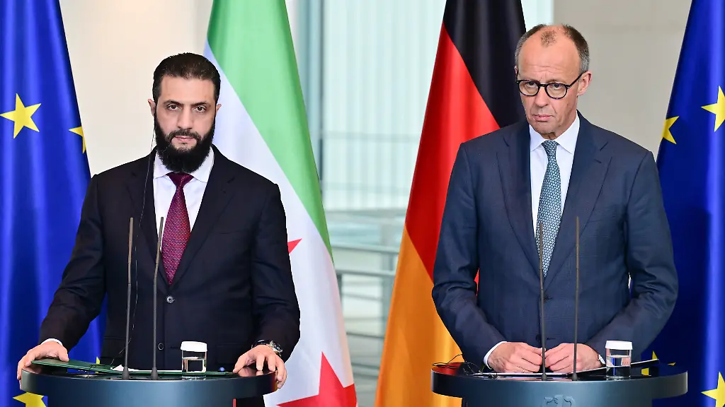 Bundeskanzler-Friedrich-Merz-CDU-r-und-Ahmed-al-Scharaa-Praesident-der-syrischen-Uebergangsregierung-waehrend-einer-Pressekonferenz-im-Bundeskanzleramt
