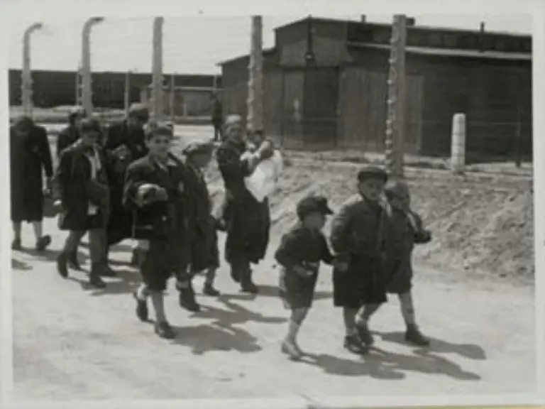Unklar-ist-in-welchem-Ausmass-der-Massenmord-bereits-vor-Kriegsende-bekannt-war
