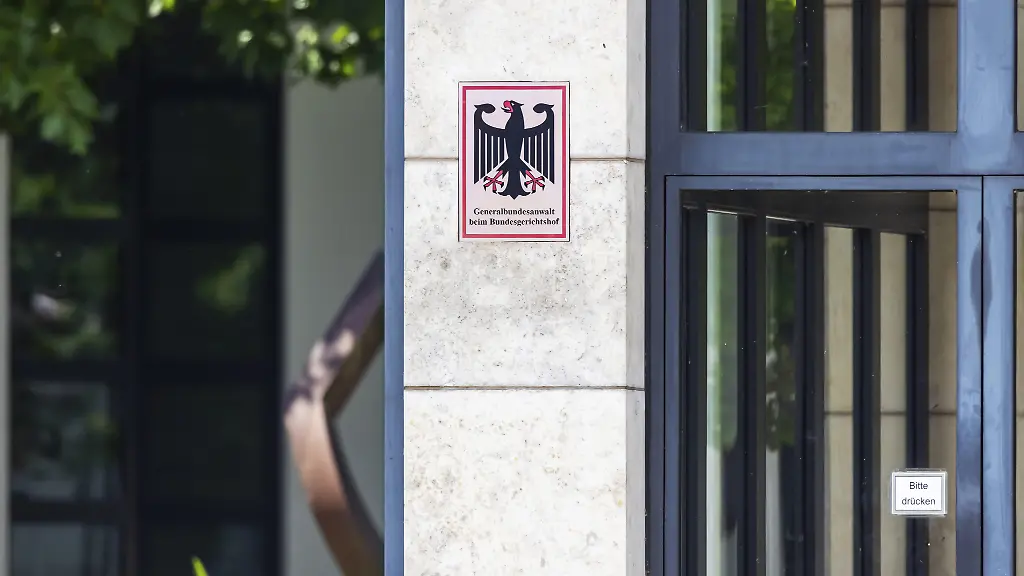 Generalbundesanwalt-beim-Bundesgerichtshof-in-Karlsruhe-Amtsschild-mit-Bundesadler-am-Dienstgebaeude