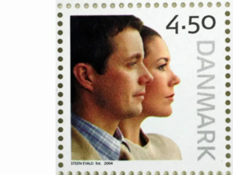 Sie-lassen-sich-eine-kleben-als-Briefmarke