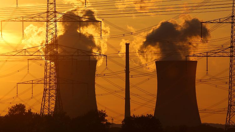 Die Kühltürme des Atomkraftwerks Grafenrheinfeld in Unterfranken.