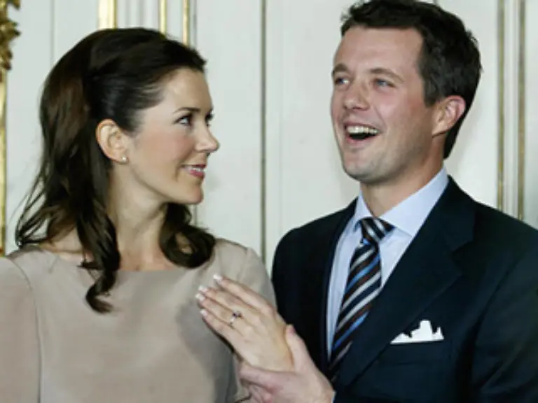 Nach-einer-noch-immer-geltenden-Verfassungsbestimmung-wuerde-eine-Tochter-diesen-Platz-in-der-Thronfolge-wieder-verlieren-wenn-Mary-und-Frederik-spaeter-noch-einen-Sohn-bekommen