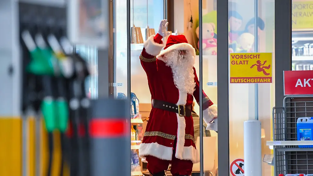 ILLUSTRATION-Der-Weihnachtsmann-kommt-am-24-12-2017-aus-einer-Tankstelle-nahe-in-Biegen-Brandenburg